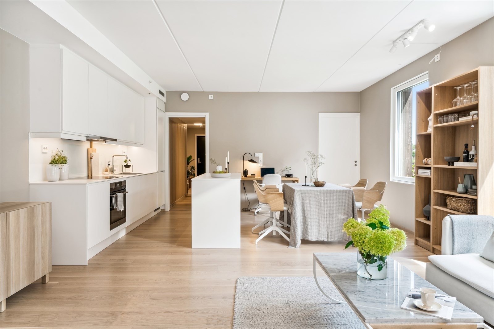 Moderne kjøkken med rikelig lagringsplass Galleribilde