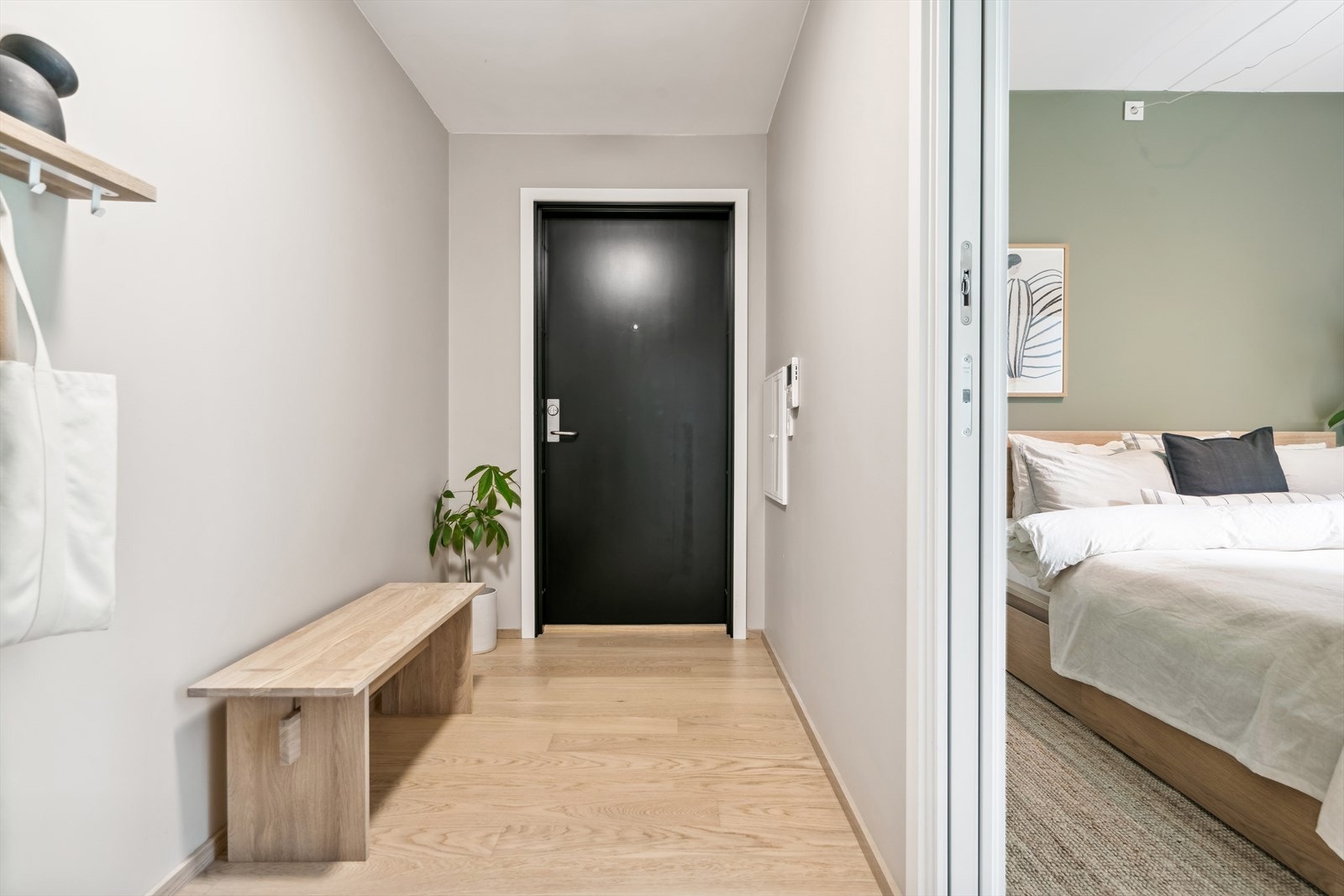 Innbydende entré med lys parkett Galleribilde