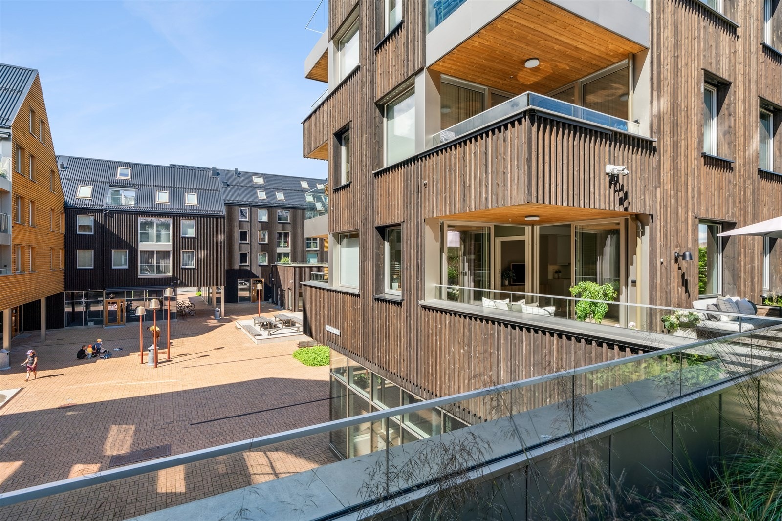 Balkong med utsikt over hyggelig gårdsplass Galleribilde