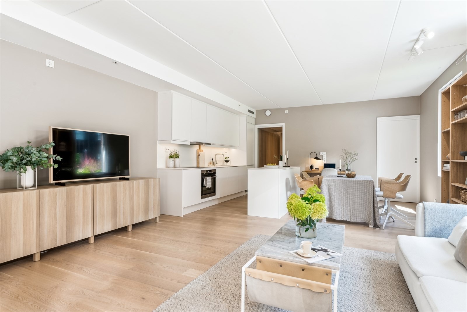 Elegant stue med åpen kjøkkenløsning og spisestue Galleribilde