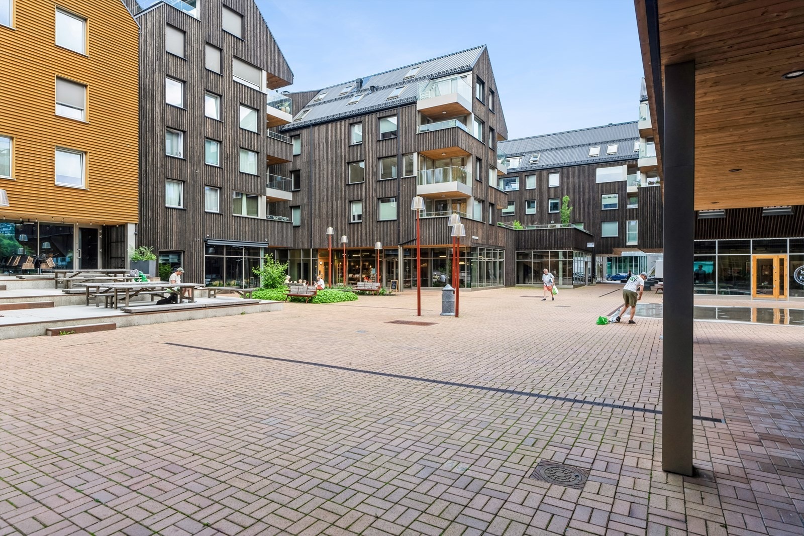 Trivelig gårdsplass med sitteplasser og fontene Galleribilde