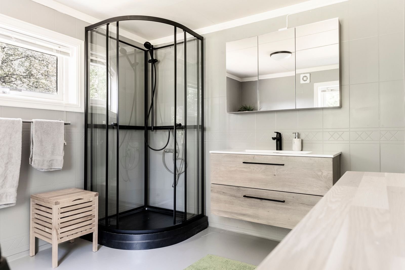 Overflateoppusset bad med nytt dusjkabinett og innredning Galleribilde