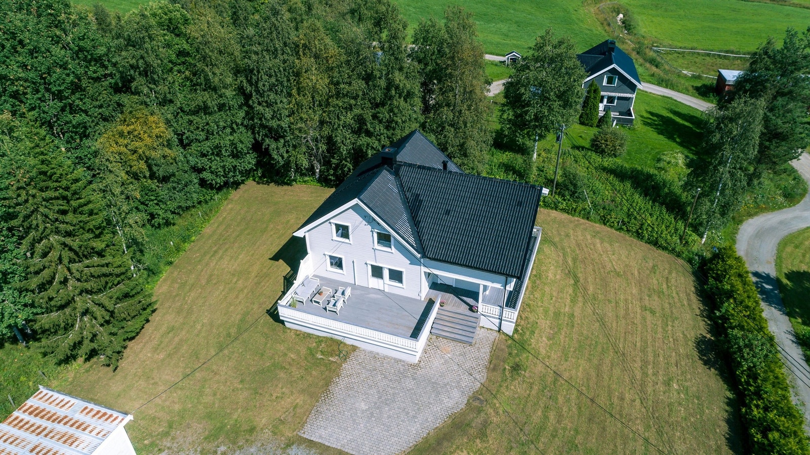 Stor veranda og romslig tomt Galleribilde