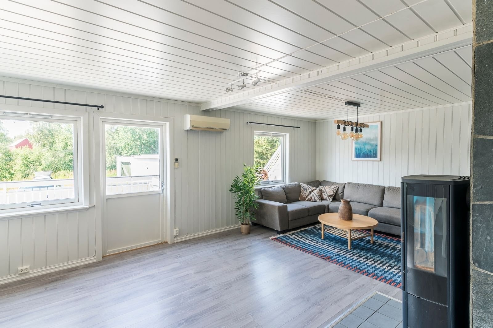 Romslig stue med moderne peis Galleribilde