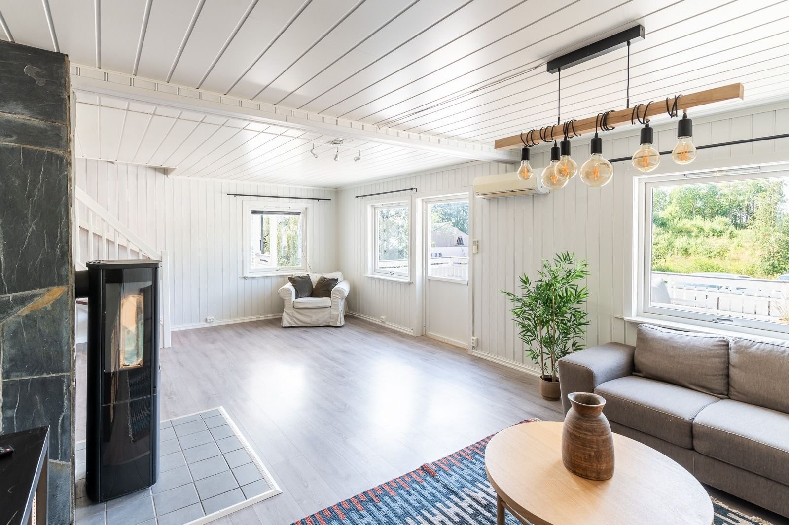 Lys og stor stue med lesekrok Galleribilde