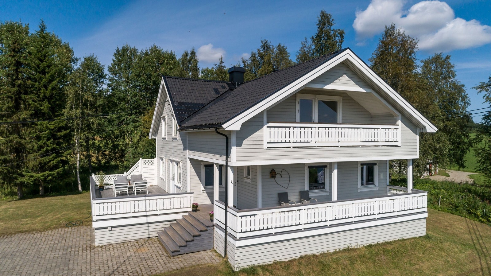 Veranda og balkong i 1. og 2 etasje Galleribilde