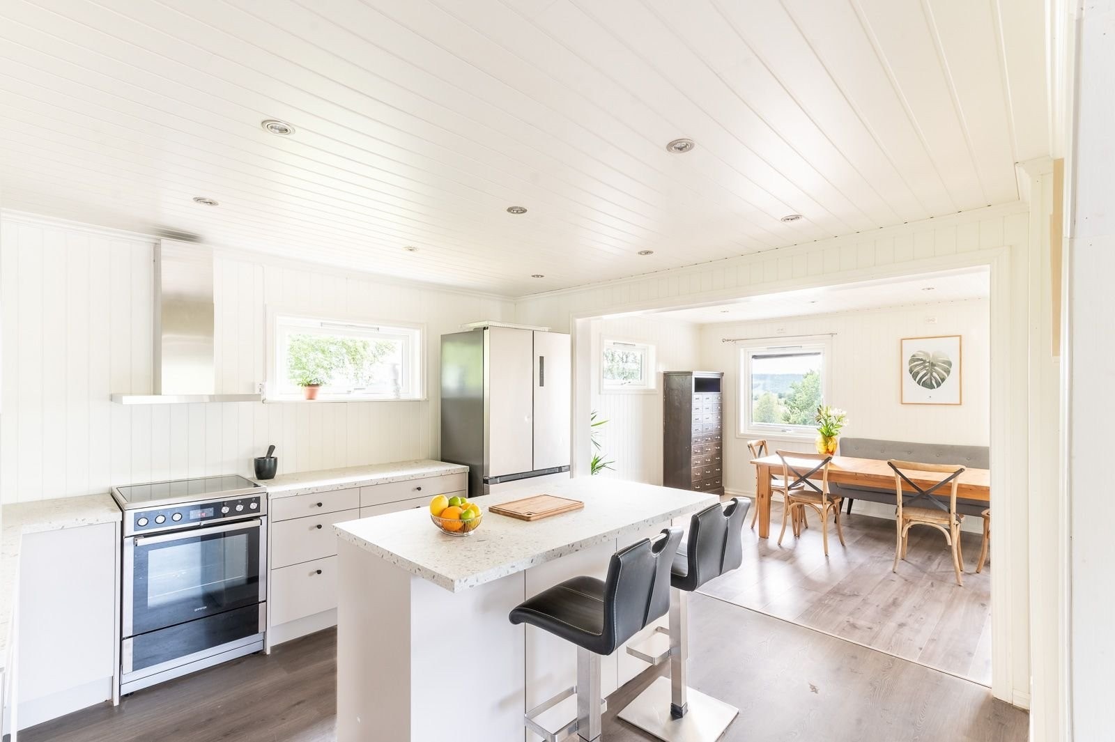 Kjøkkenøy og spisestue, en naturlig samlingsplass i huset. Galleribilde