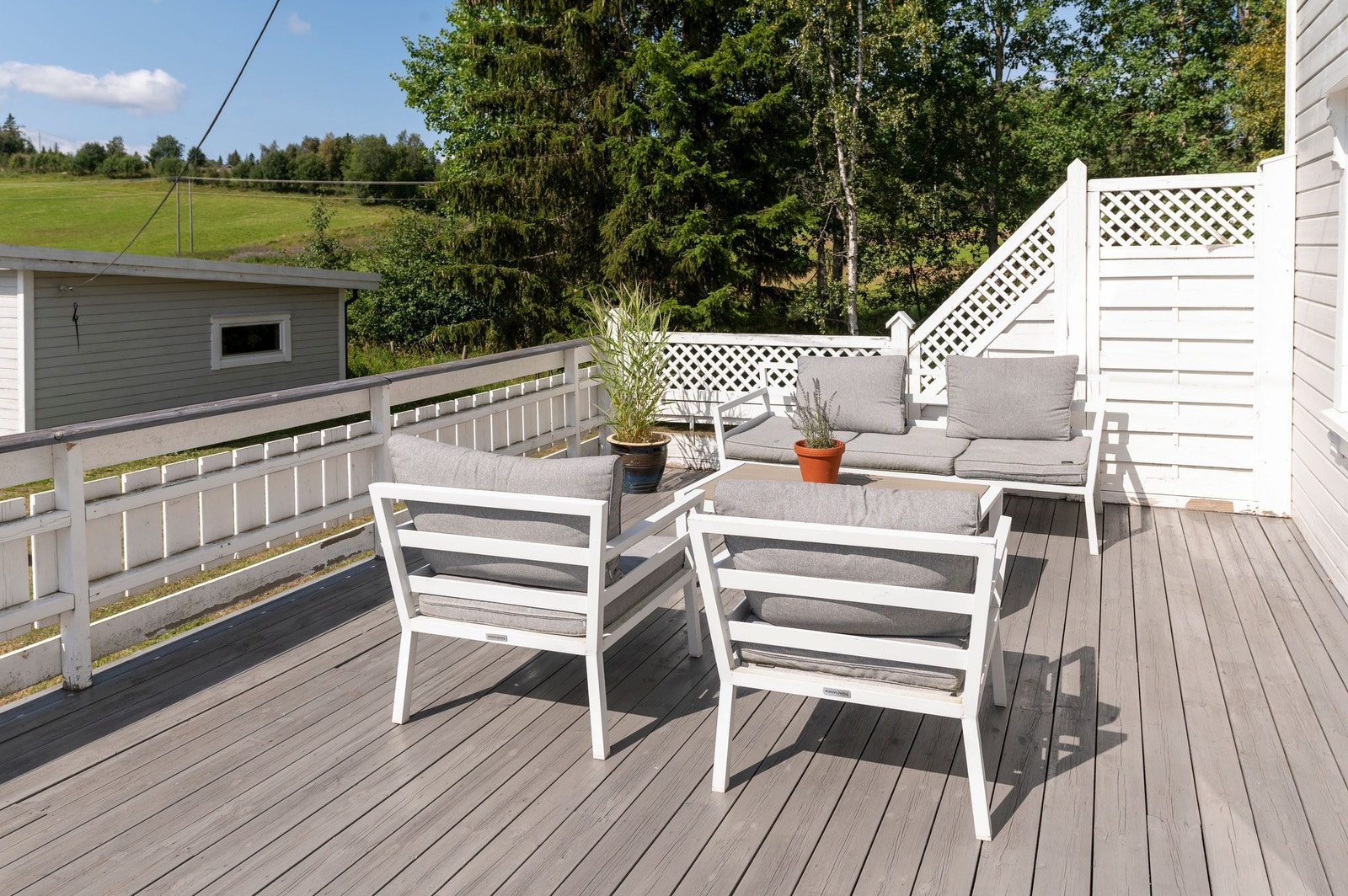 Veranda med god plass til utemøbler Galleribilde