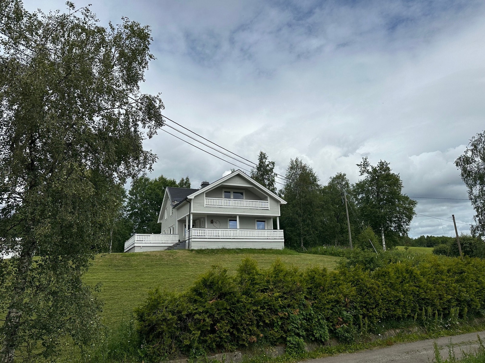 Huset fra nedsiden med hekk Galleribilde