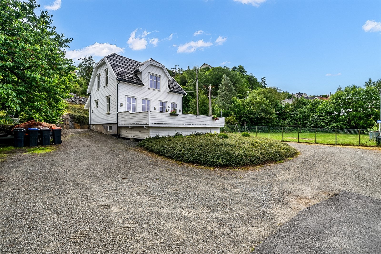 Stort gårdsrom med god plass til parkering. Galleribilde