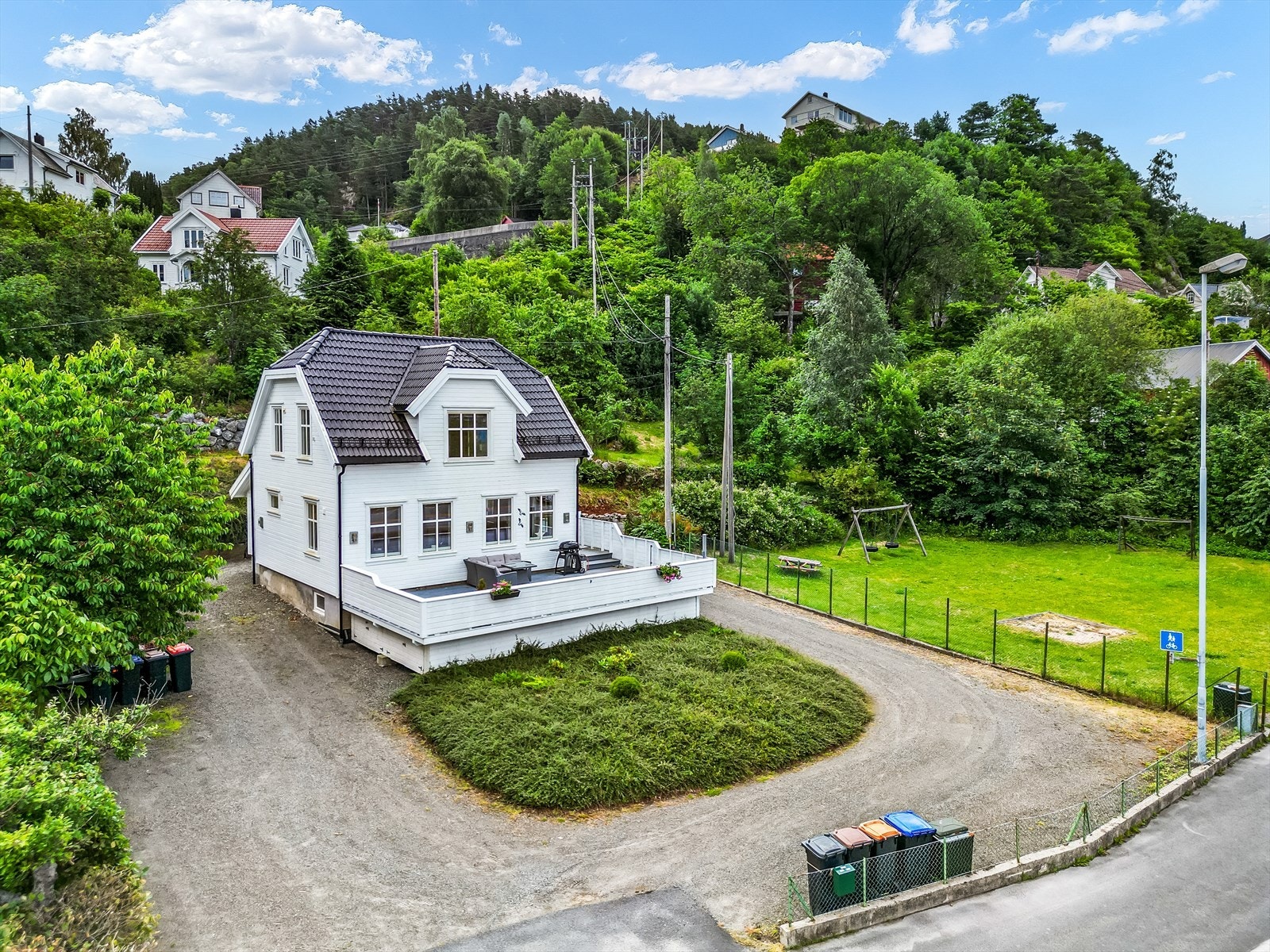 Eiendommen er blitt betydelig renovert og påkostet de siste årene både utvendig og innvendig - og fremstår som meget attraktiv. Galleribilde