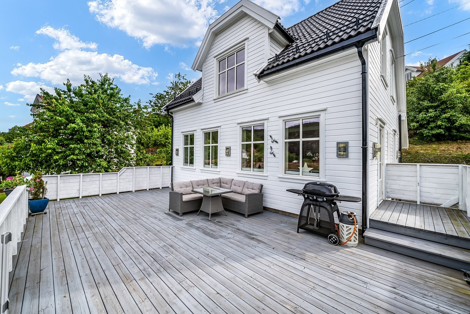 Herlig terrasse med god plass til grill og hagemøbler. Galleribilde