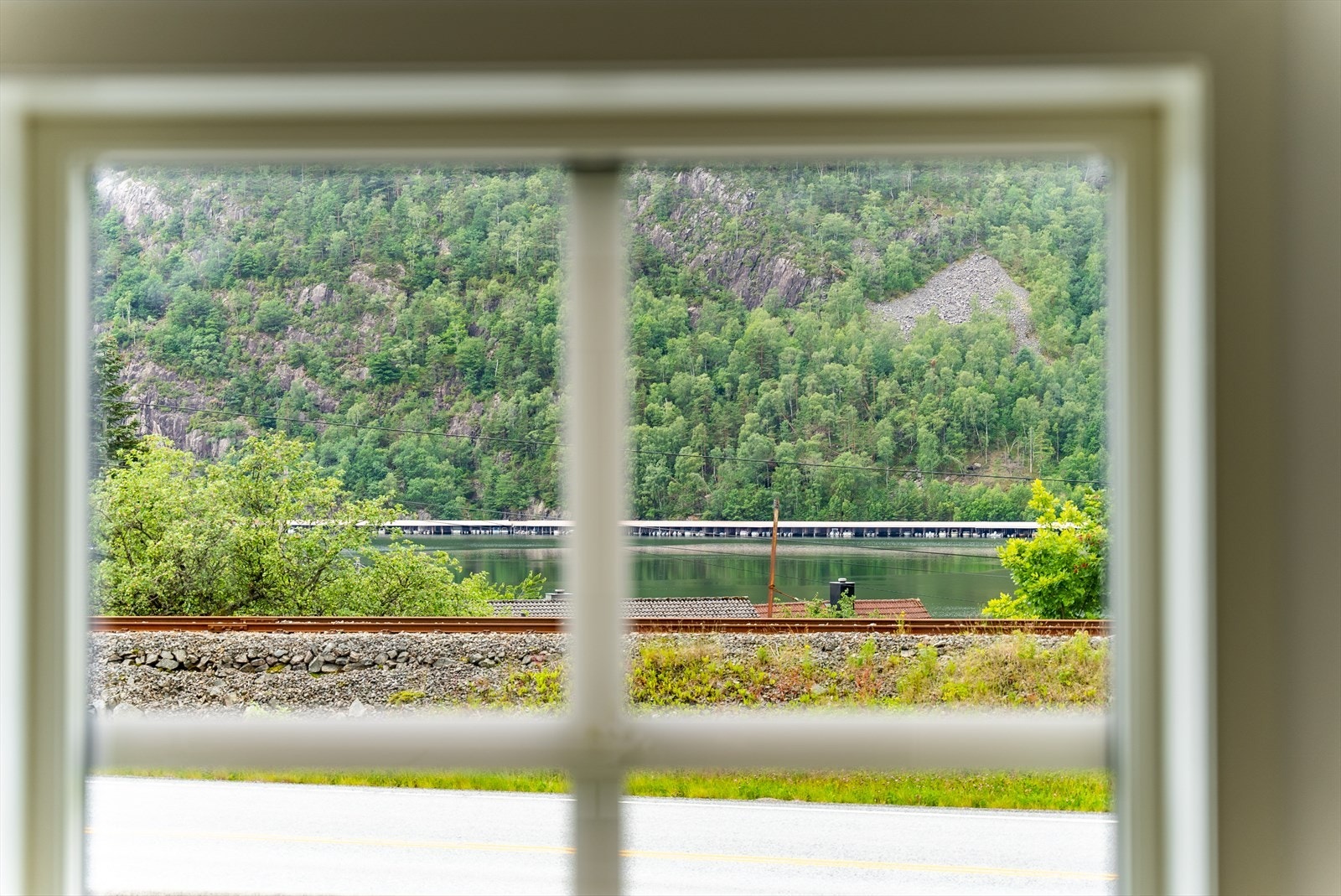 Utsikt mot fjorden fra stuevindu! Galleribilde