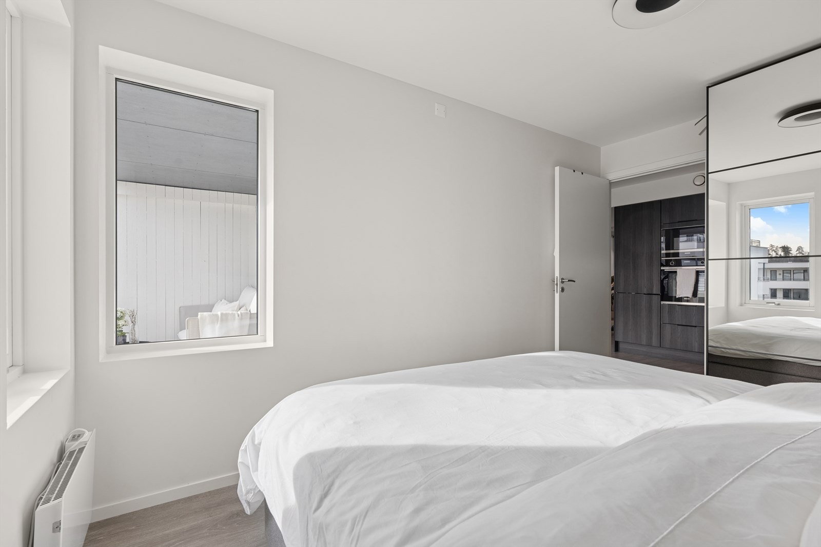 Soverommet er utstyrt med et stort garderobeskap Galleribilde