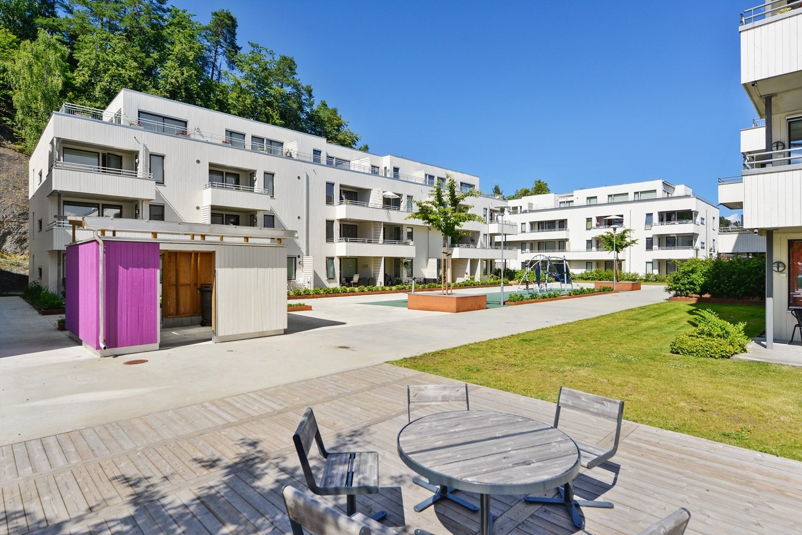 Tunet i Lundekroken fremstår som skjermet og lunt, med en hyggelig og rolig atmosfære - perfekt for både store og små. Galleribilde