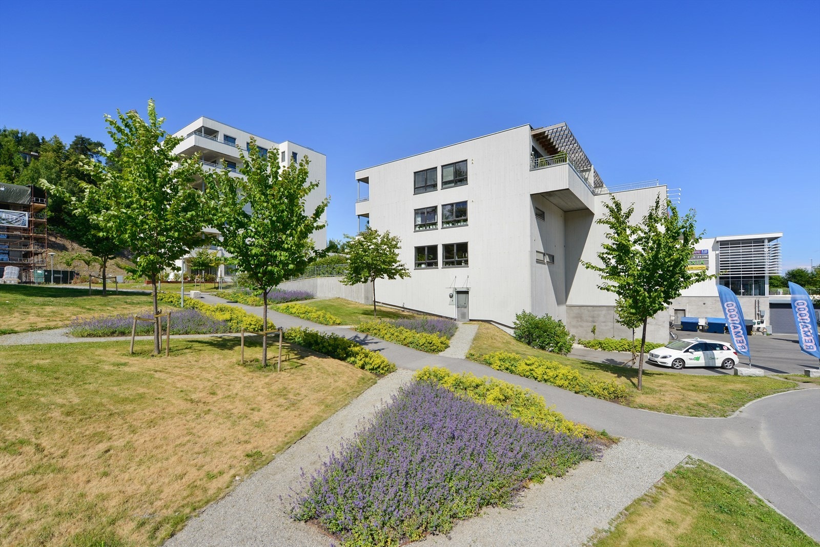 Om sommeren fremstår området ekstra innbydende med vakre blomsterbed, frodig beplantning og en hyggelig atmosfære. Galleribilde