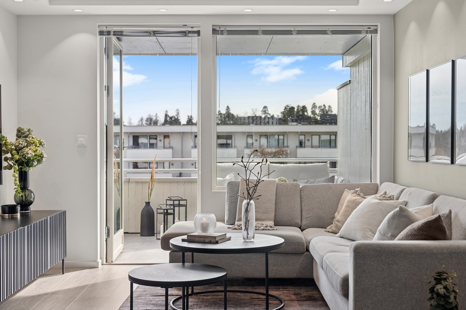 Lys gjennomgående leilighet med store vindusflater Galleribilde