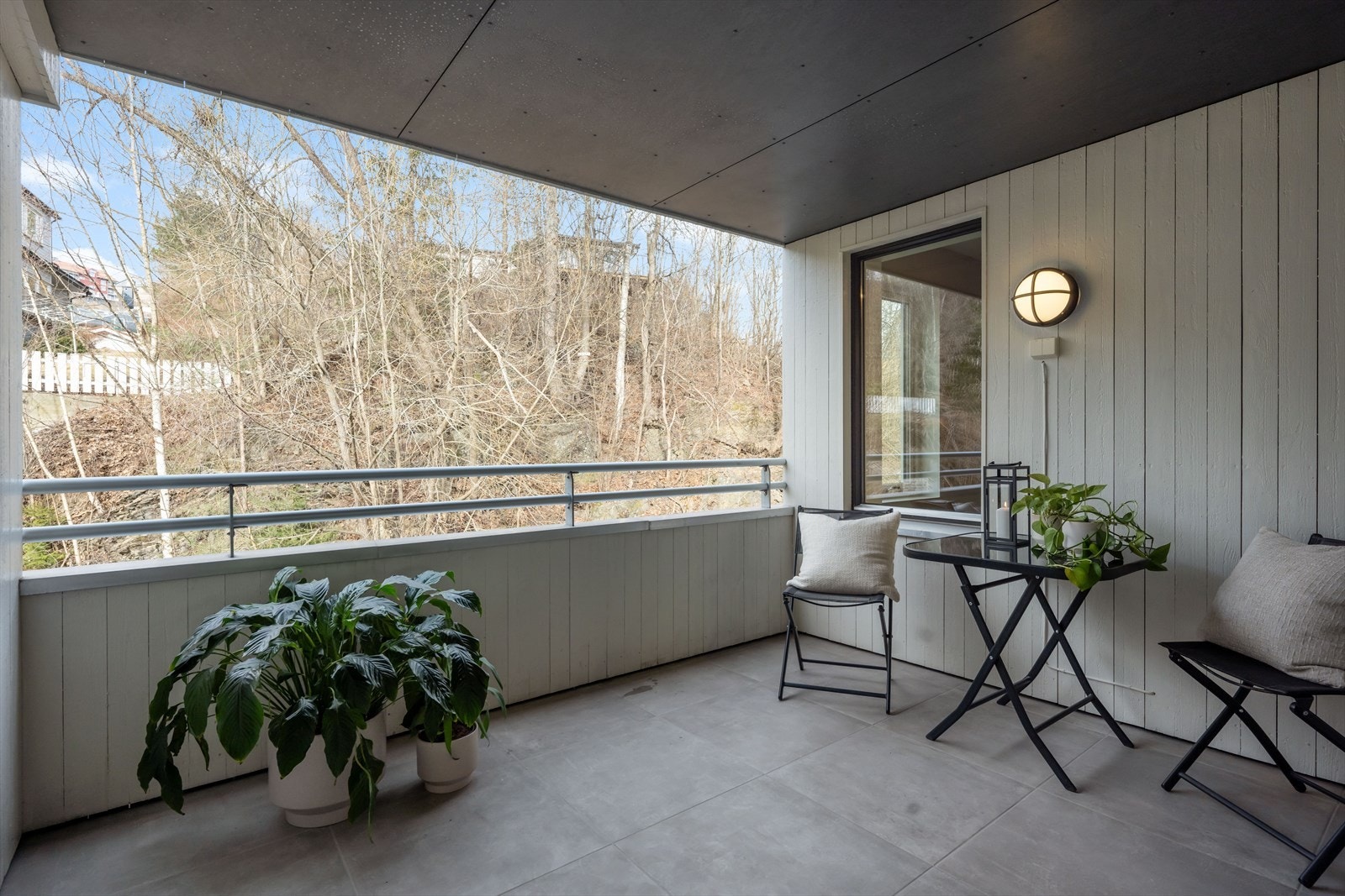 Trivelig, overbygd balkong med god plass til utemøbler - perfekt for rolige morgener og lune sommerkvelder! Galleribilde