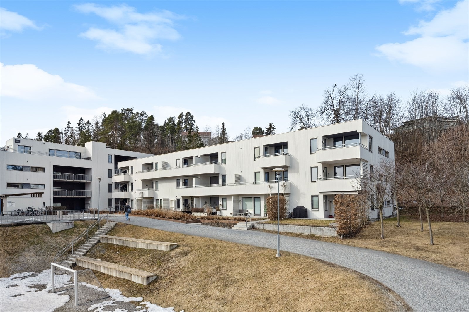 Ingen ventet økning i fellesutgiftene. Garasjeplass i kjeller. Galleribilde