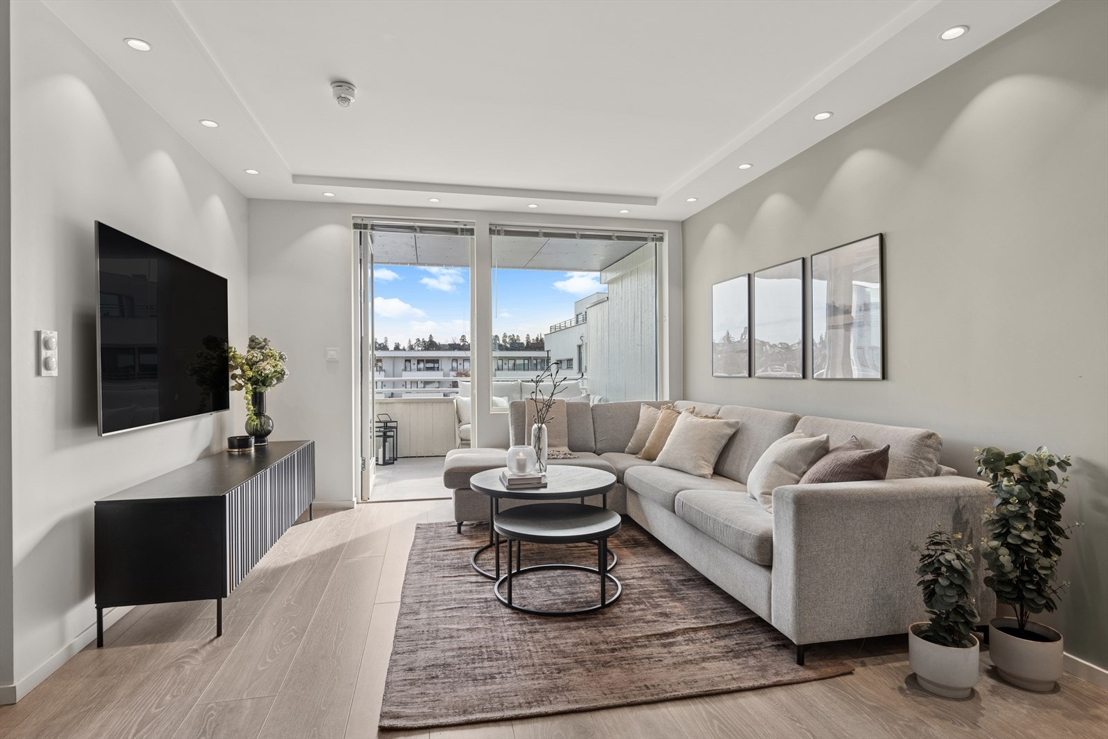 Lys og romslig stue med store vindusflater som slipper inn rikelig med naturlig lys. Direkte utgang til balkong med flott utsikt! Galleribilde