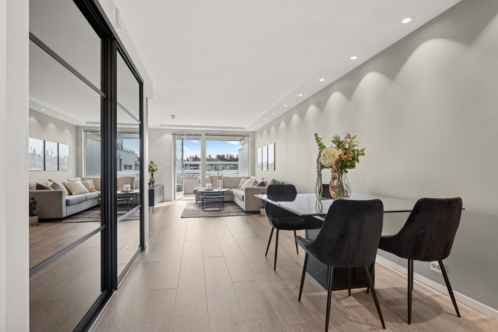 God plass til både sofagruppe og spisebord. Perfekt for sosiale sammenkomster og rolige kvelder hjemme. Galleribilde