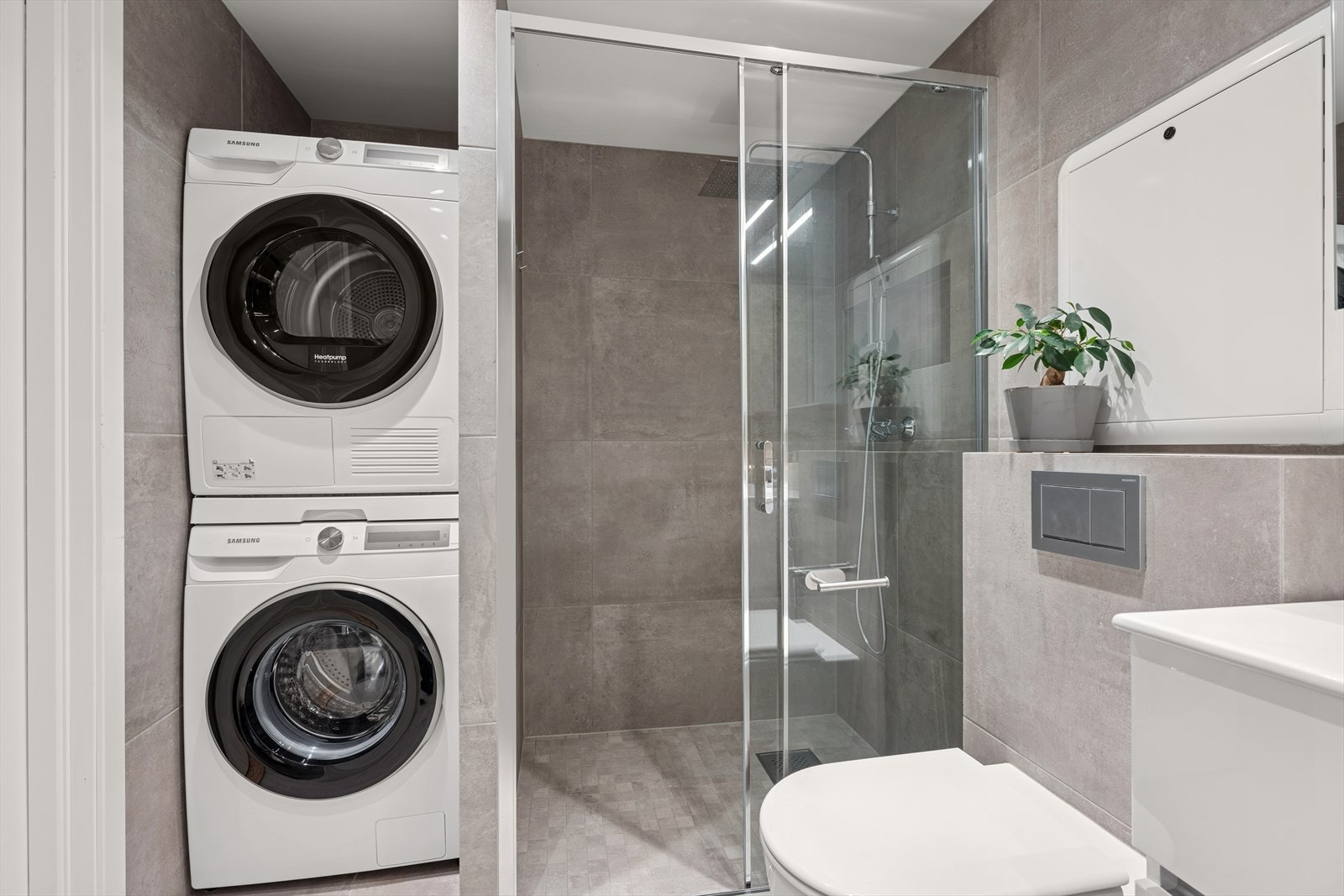 Lekkert bad fra 2020 med delikate fliser Galleribilde