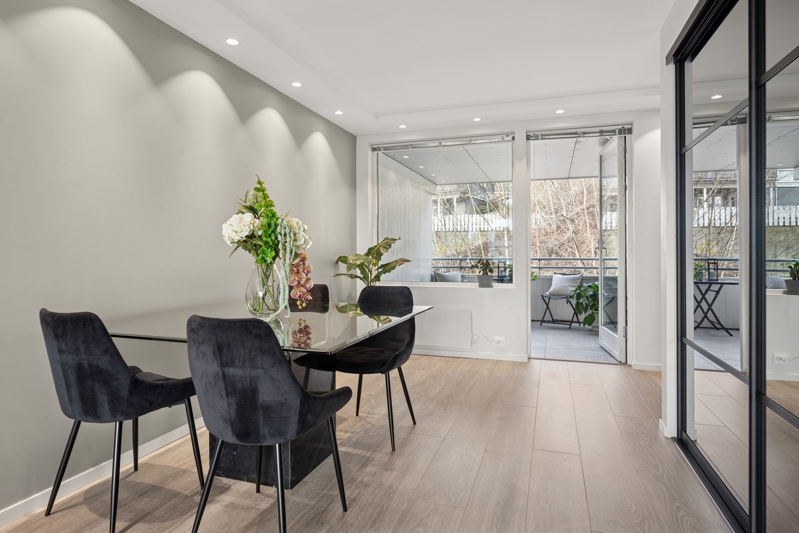 God størrelse på spisestuen med god plass til ønsket møblement Galleribilde