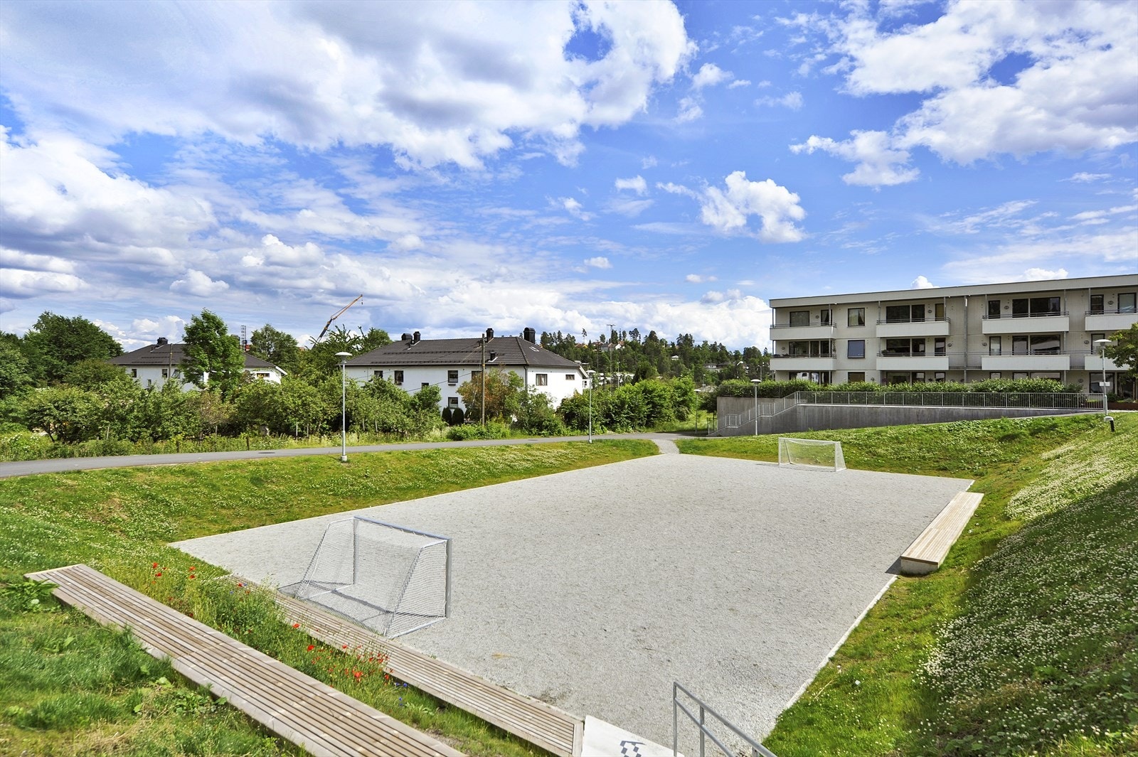 For den aktive er det fotballbane under 1 min gange fra leiligheten. Galleribilde