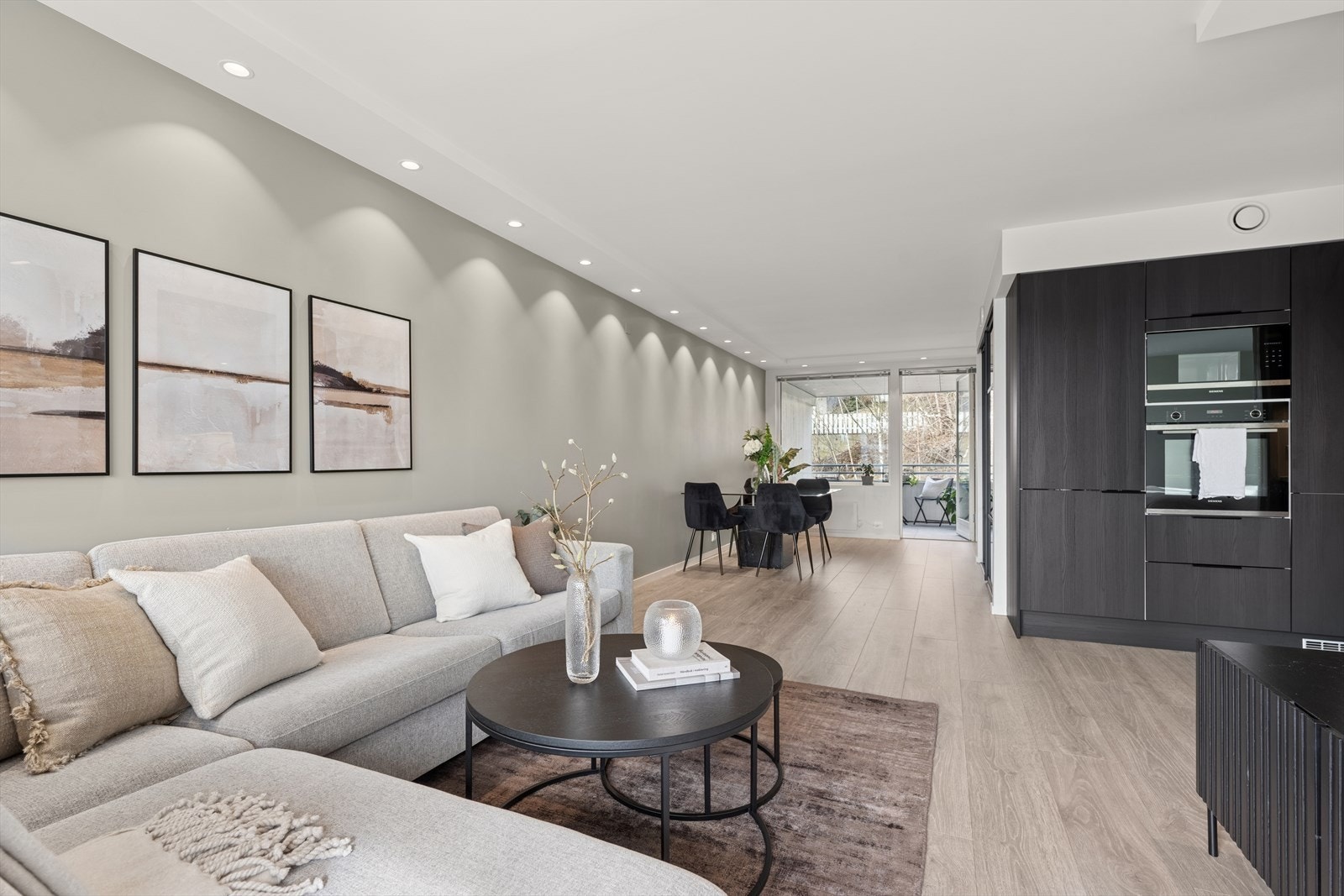 Åpen stue- og kjøkkenløsning med stilrene detaljer og moderne uttrykk. Perfekt for sosiale sammenkomster og hyggelige hjemmekvelder! Galleribilde