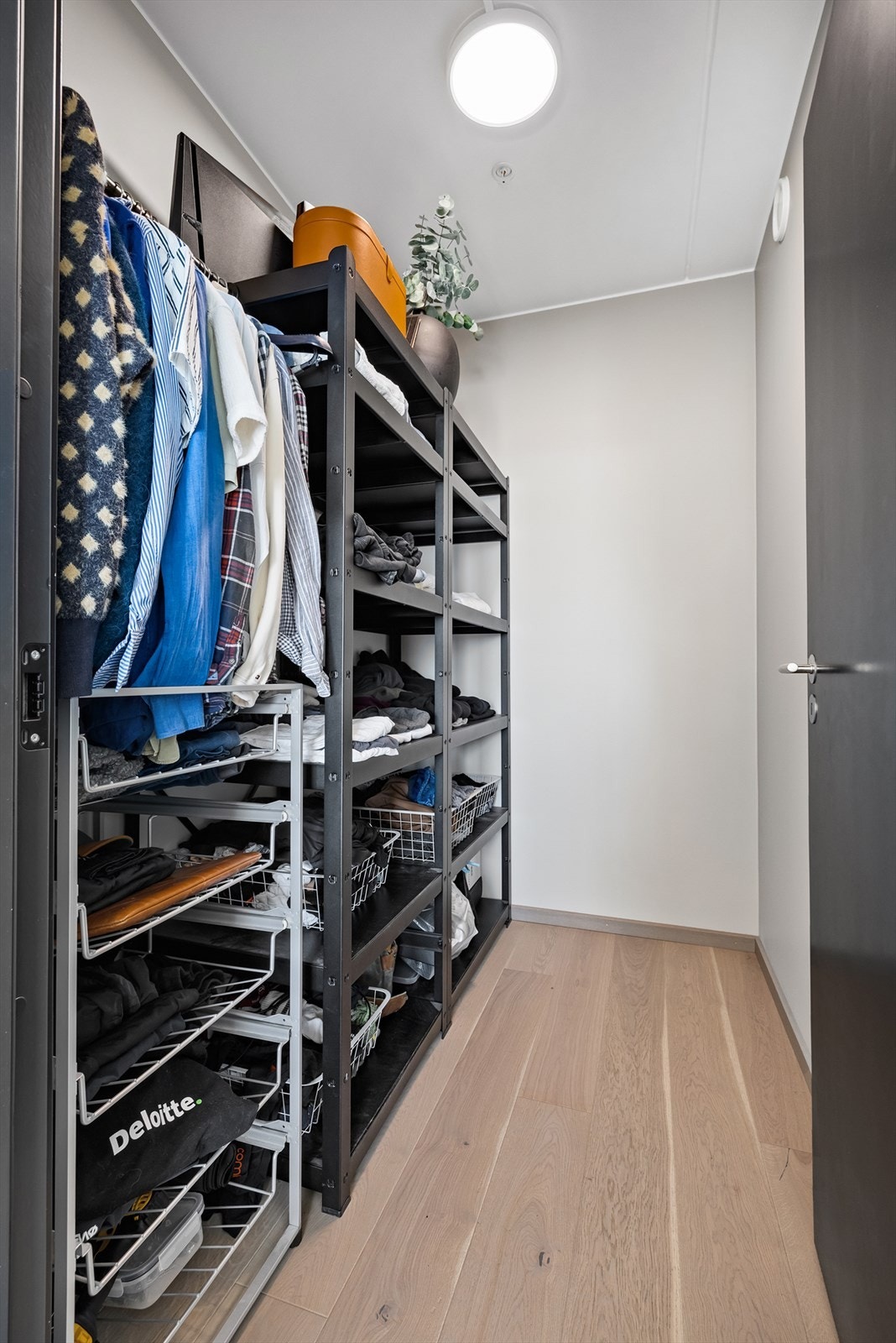 Fin bod/walk in closet Galleribilde