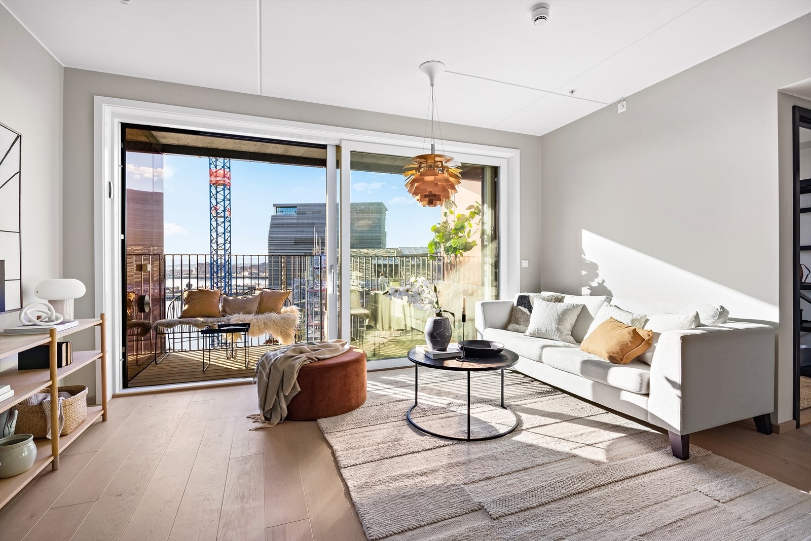 Utgang til herlig balkong via skyvedør fra stuen Galleribilde