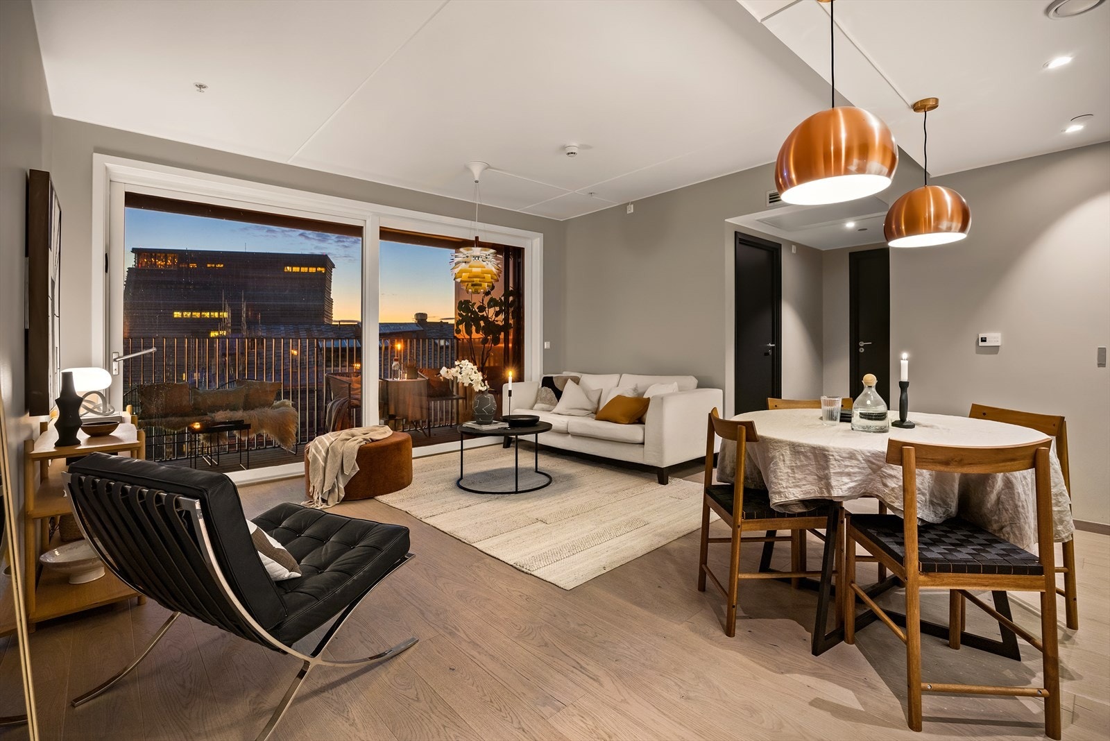 Leiligheten ligger høyt og fint i bygget med rikelig lysinnslipp Galleribilde