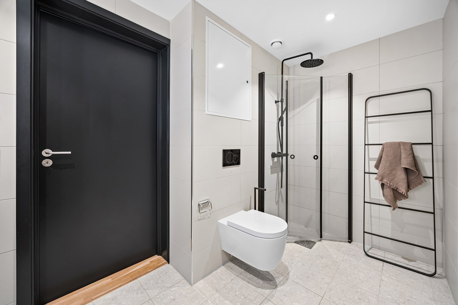 Delikat og innbydende bad med gulvvarme, downlights, sttor dusjsone og vegghengt kosett. Lekre fliser og innredning Galleribilde