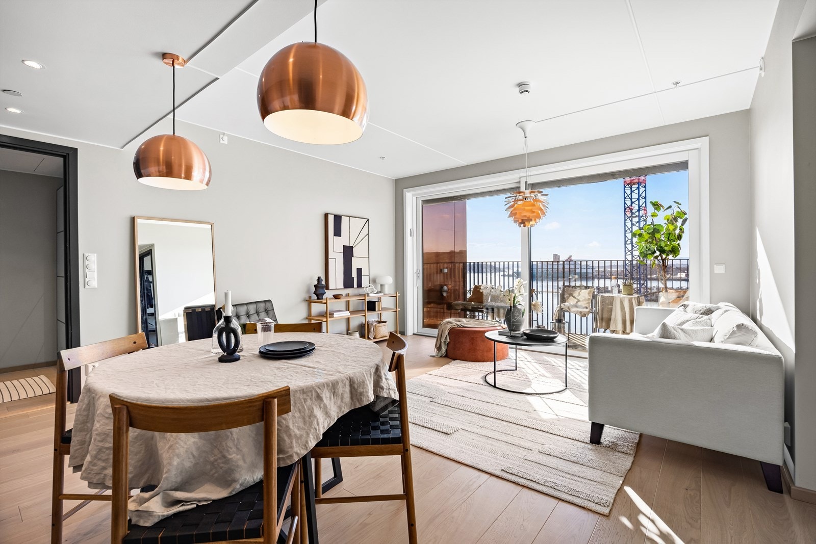 Åpen og lys stue med god plass til stor sofagruppe, spisestue m.m. Galleribilde