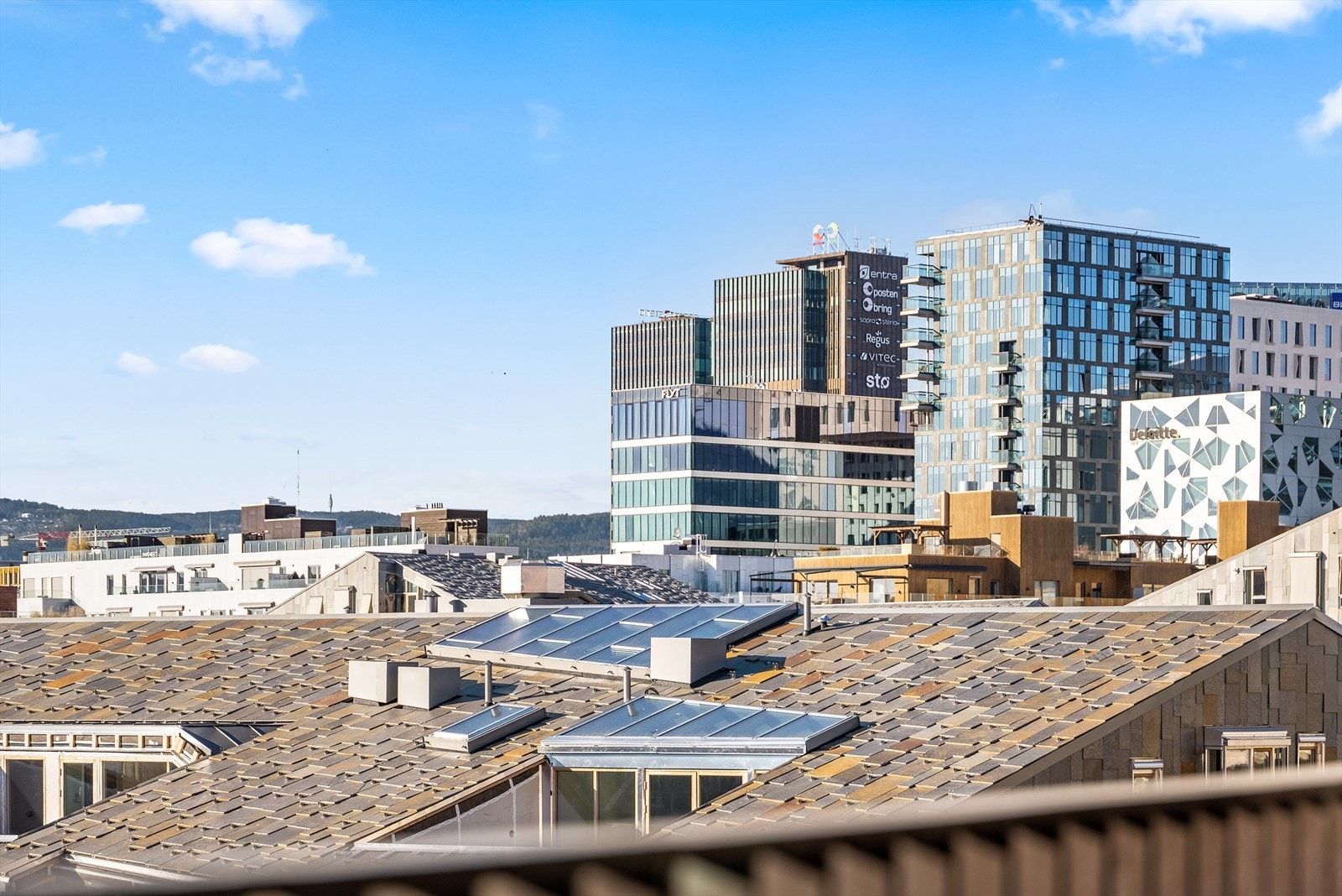 Fantastisk utsikt over taktoppene mot Barcode, sentrum og Holmenkollen Galleribilde