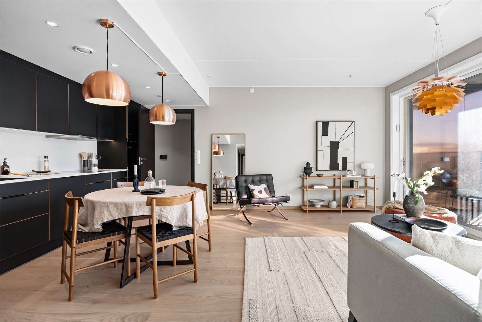 Åpen og lys leilighet med flotte enstavsgulv og god takhøyde Galleribilde