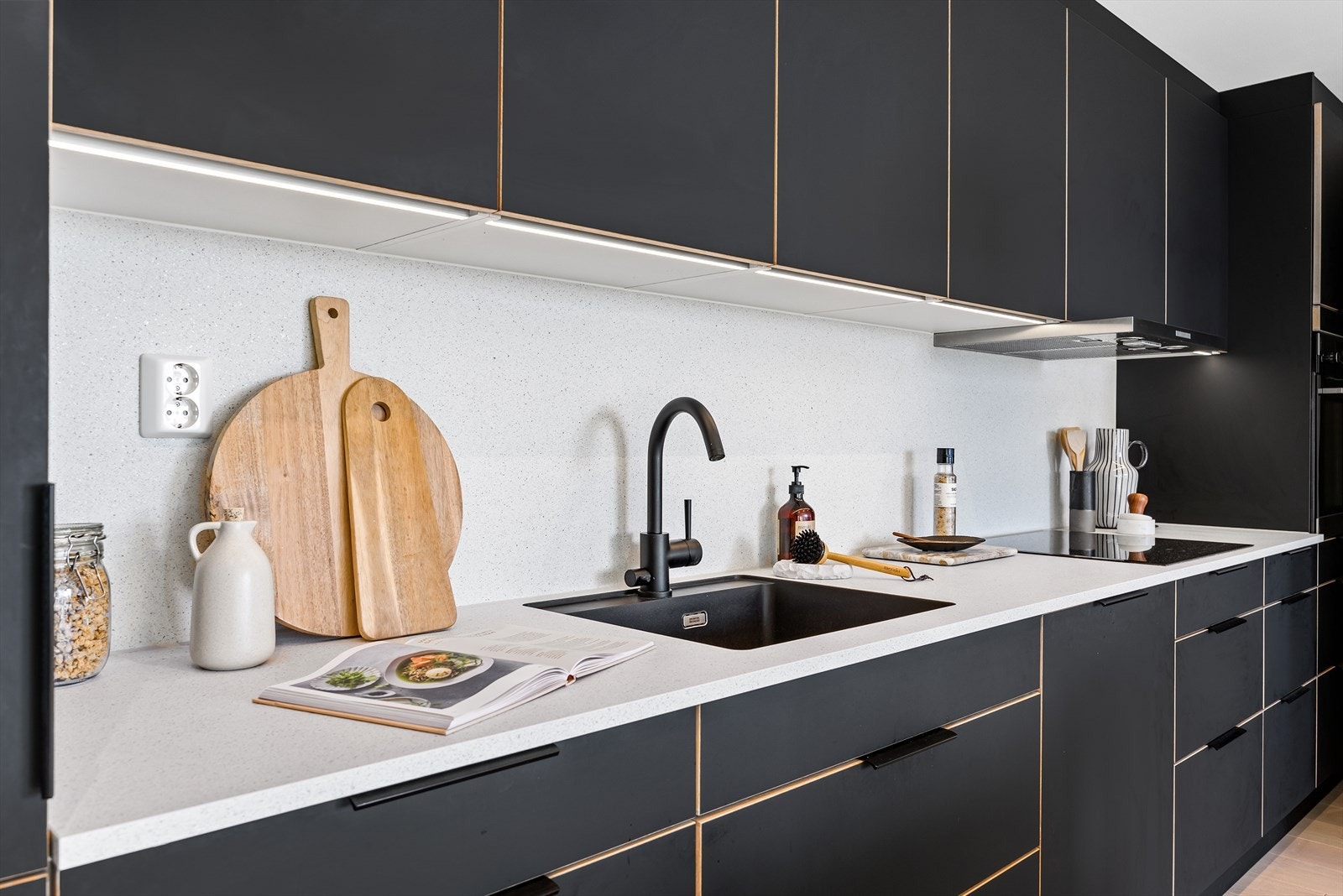 Rikelig med skap- og benkplass. Led underbelysning Galleribilde