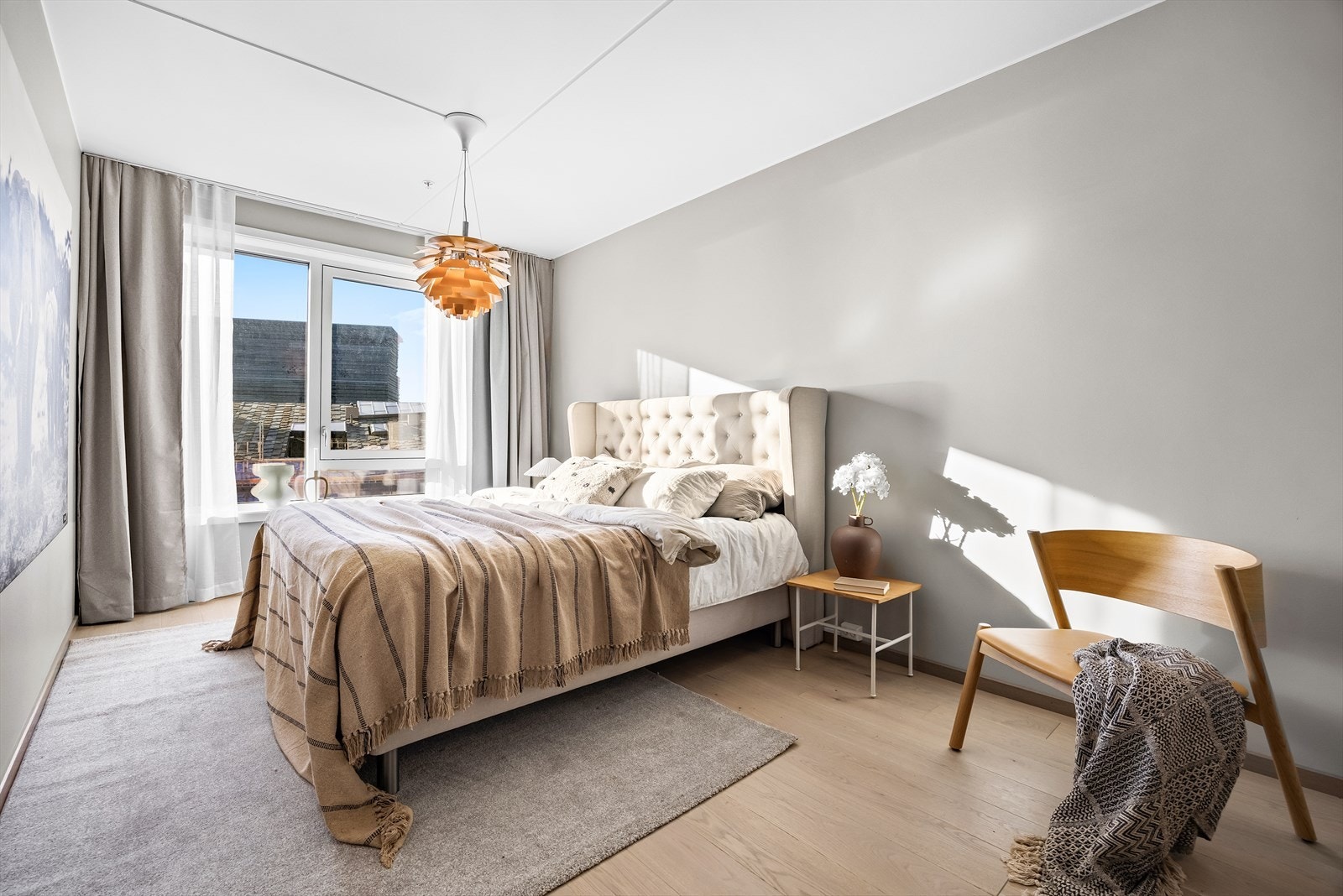 Romslig hovedsoverom med god plass til stor dobbeltseng, nattbord, skap m.m. Galleribilde