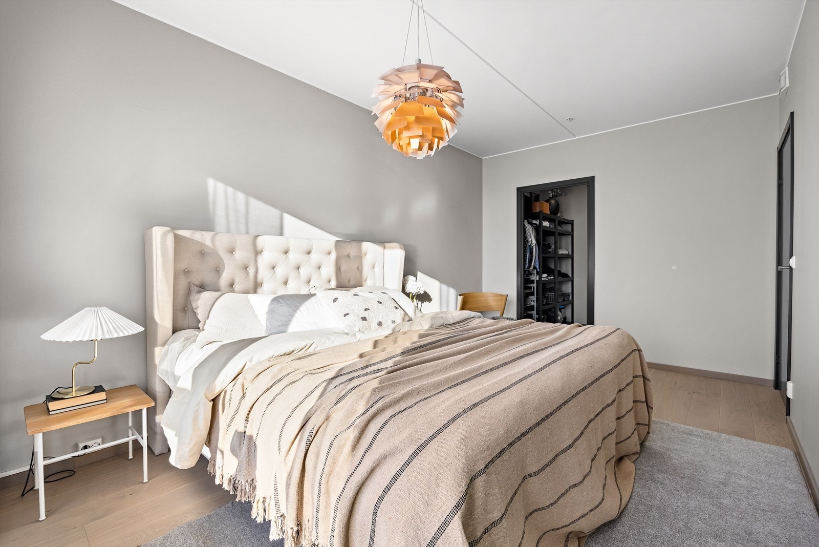 Rommet vender mot rolig miljøgate. Adkomst til walk in closet Galleribilde