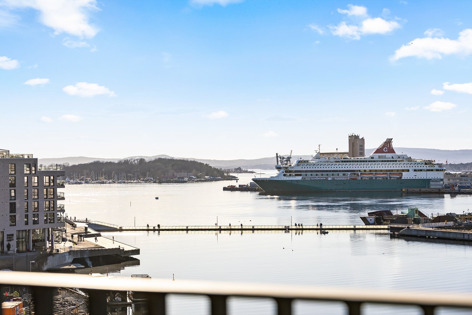 Megler har illustrasjoner av hvordan utsikten mot fjorden blir som kan fremvises på visning. Sol fra tidlig ettermiddag til sent på kvelden om sommeren Galleribilde