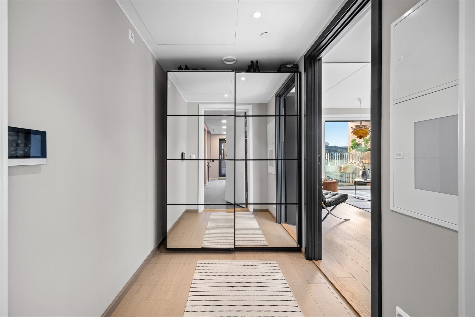 Romslig entré med god plass til å henge fra seg. Skyvedørsgarderobe med speilfront. Videocalling Galleribilde