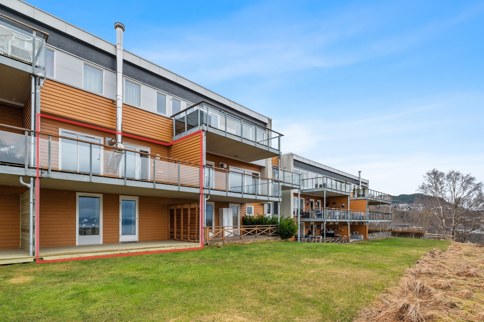 Leiligheten befinner seg i kort avstand fra Vikhammer sentrum, hvor du finner butikker og diverse servicefasiliteter. Galleribilde