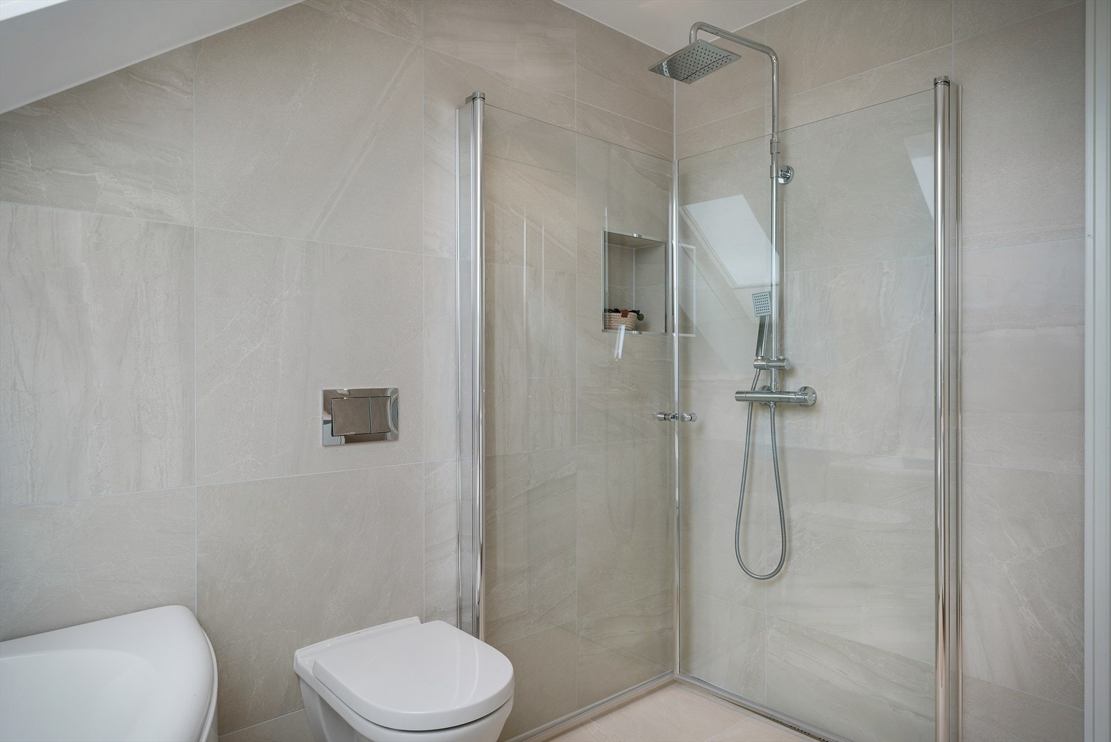 - Merk innebygget nisje i dusj, glassdører på 1x1m samt slukrenne - Galleribilde