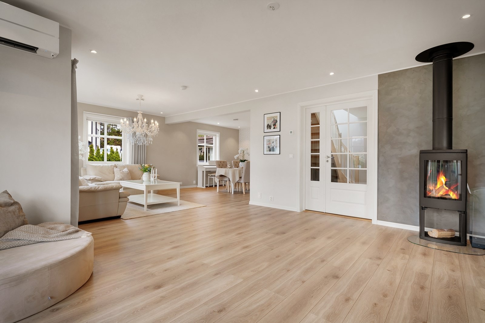 - Gjennomgående, slitesterk laminat på gulv sørger for et nydelig helhetsinntrykk - Galleribilde