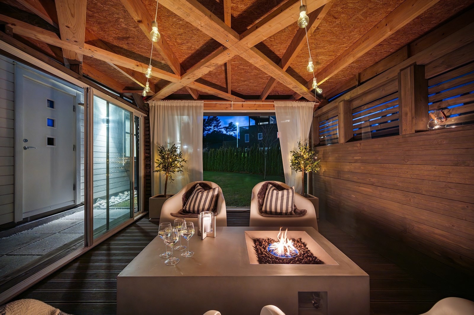 - Et perfekt sted å nyte sene sommerkvelder med skyvedører i glass- Galleribilde