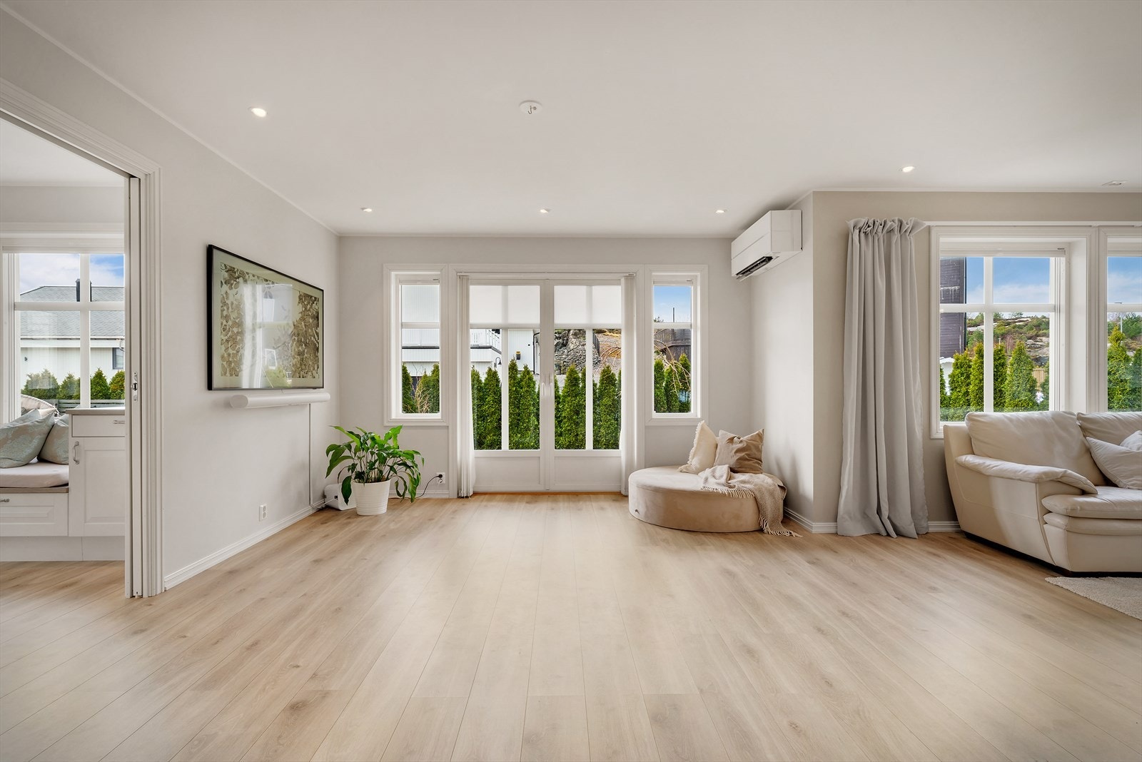 - Boligen stod ny i 2018, og innehar derfor en gjennomgående svært god standard både utvendig og innvendig - Galleribilde