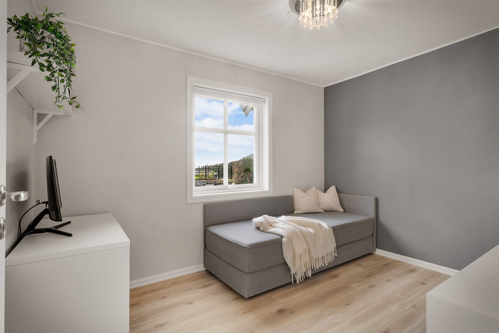 - Boligen har 4 soverom av god størrelse. Soverom 1 måler 9m² - Galleribilde