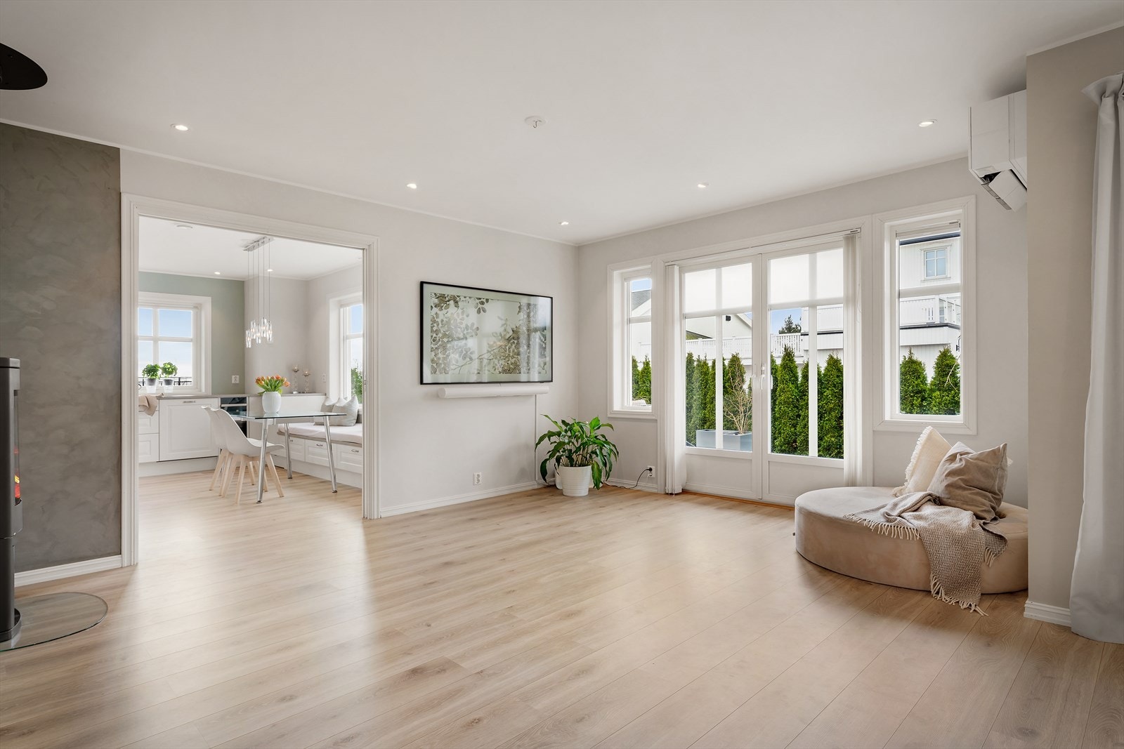 - De doble balkongdørene ut mot terrassen sørger for at skillet mellom ute og inne nærmest viskes bort sommerstid - Galleribilde