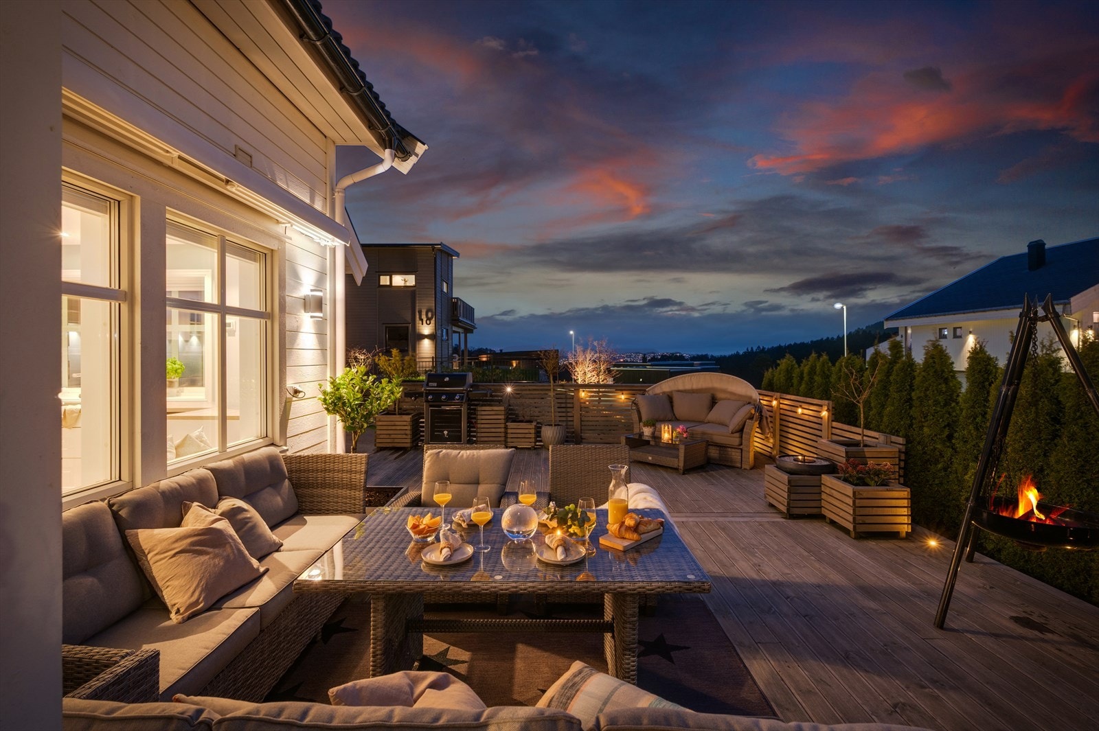 - De ulike sonene gjør at du enkelt kan flytte deg rundt på tomten og nyte solen hele dagen midtsommers - Galleribilde