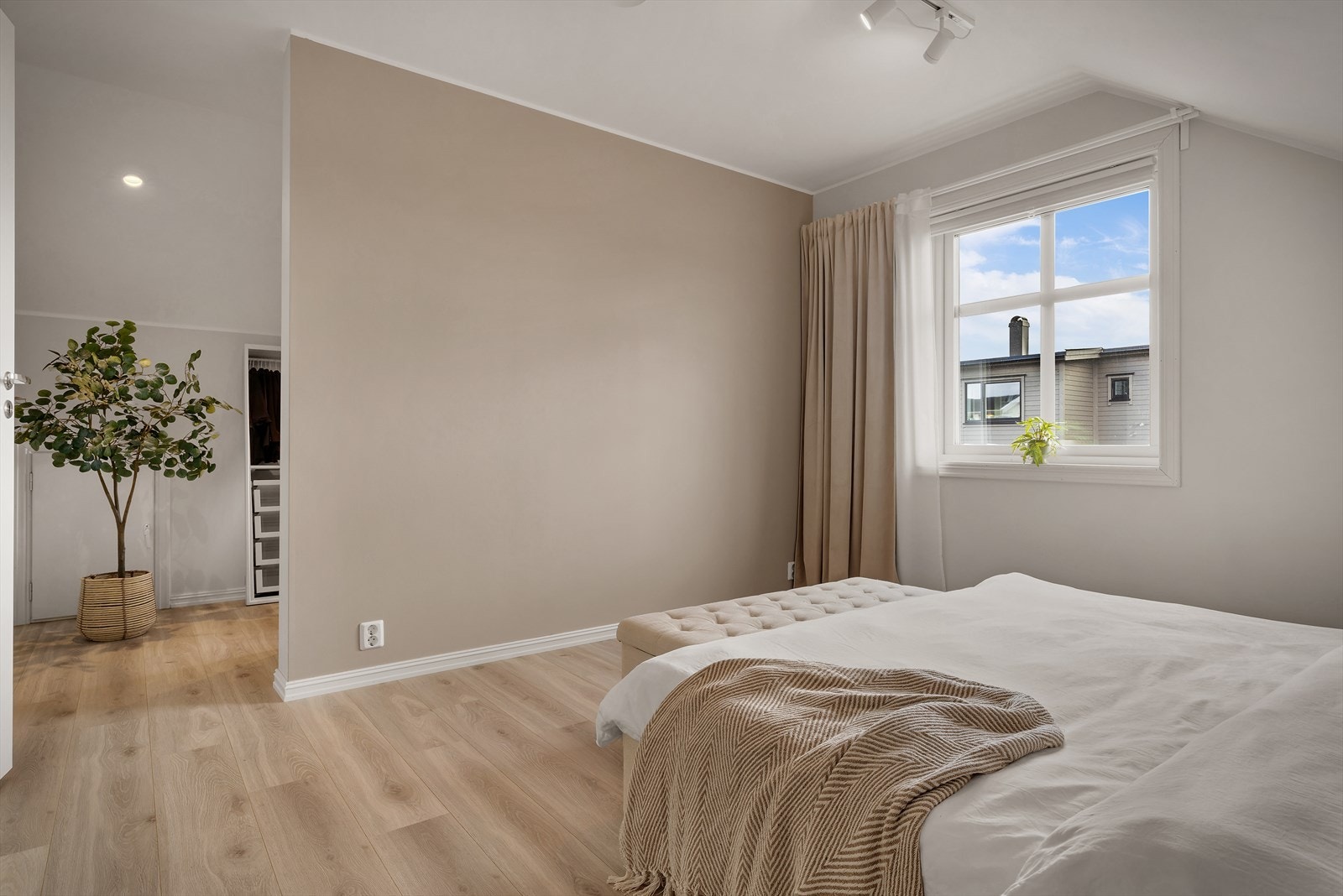 - Her har du god plass til dobbeltseng i ønsket størrelse samt øvrig møblement - Galleribilde